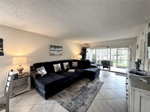 4377 Longmeadow in Sarasota, FL - Building Photo - Building Photo