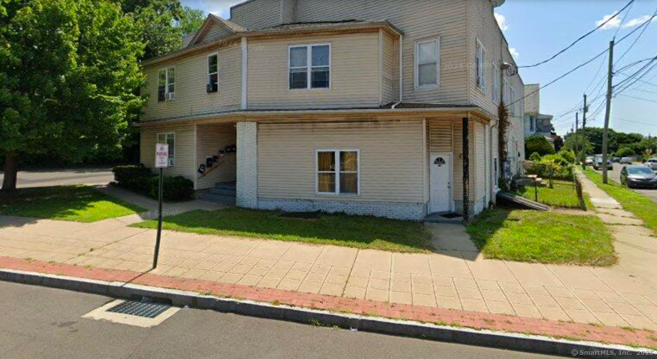 2225 Barnum Ave in Stratford, CT - Building Photo