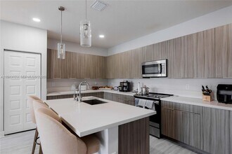 4714 NW 84th Ct in Doral, FL - Building Photo - Building Photo