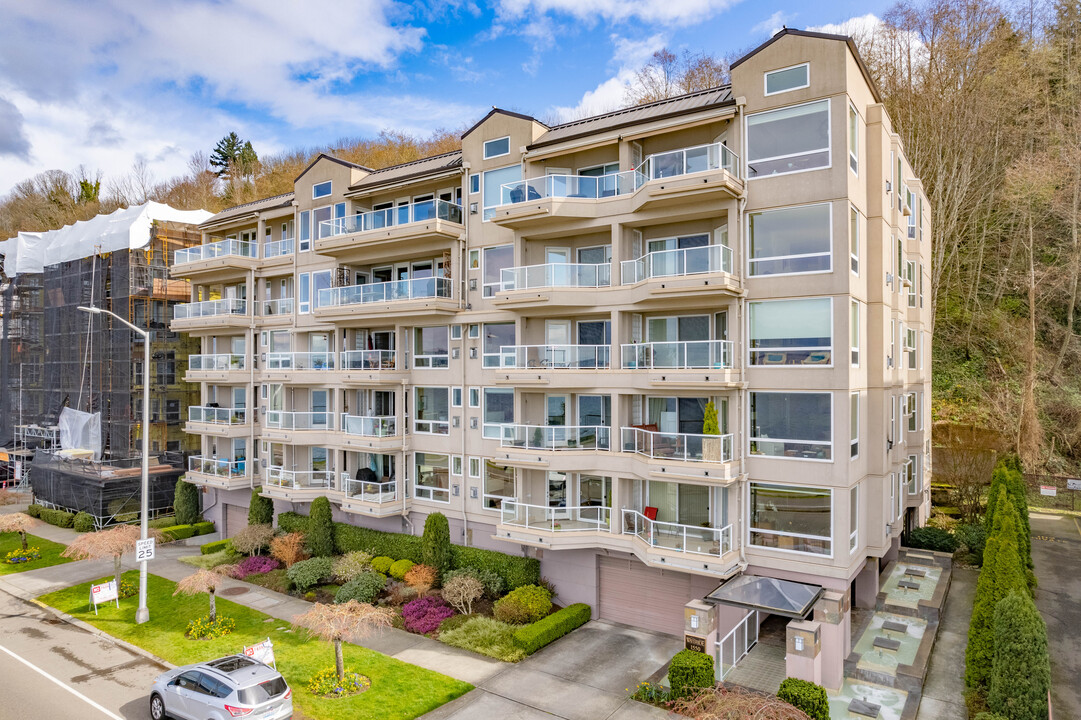 Waterside at Alki Beach in Seattle, WA - Building Photo