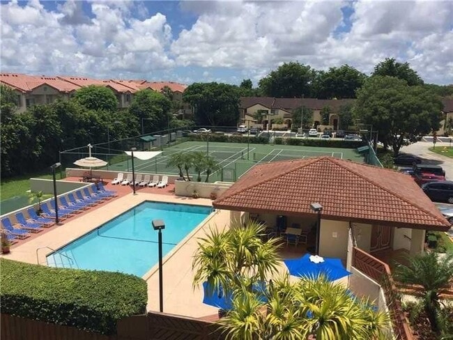 8933 SW 123rd Ct in Miami, FL - Foto de edificio - Building Photo