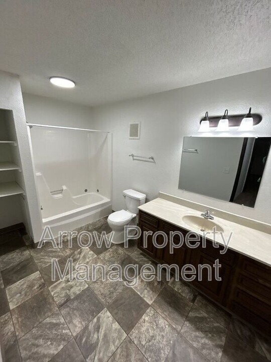 201 E Arbor Ave in Bismarck, ND - Building Photo