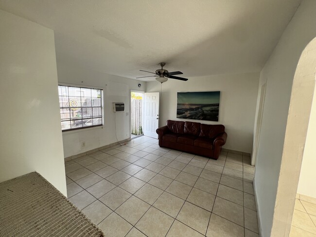 701 N J St, Unit C in Lake Worth Beach, FL - Foto de edificio - Building Photo