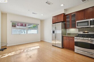 6466 Hollis St in Emeryville, CA - Building Photo - Building Photo