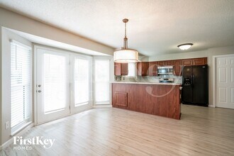 1813 Highcrest Dr in St. Charles, MO - Foto de edificio - Building Photo