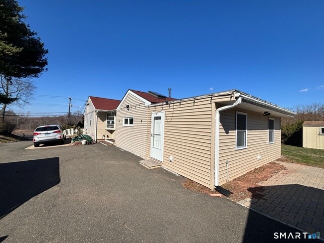 394 Clintonville Rd in North Haven, CT - Building Photo - Building Photo