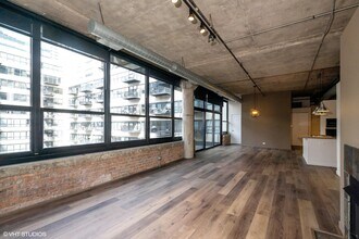 130 S Canal St in Chicago, IL - Building Photo - Building Photo