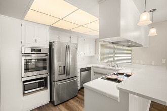 205 E Old Mill Rd in Corona, CA - Foto de edificio - Building Photo