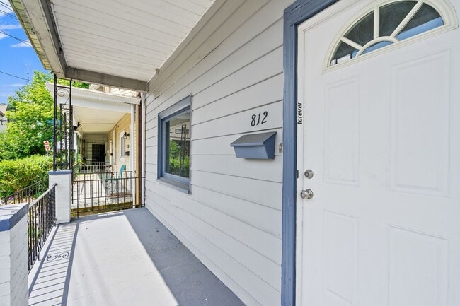 812 Ernie St in Pittsburgh, PA - Building Photo - Building Photo