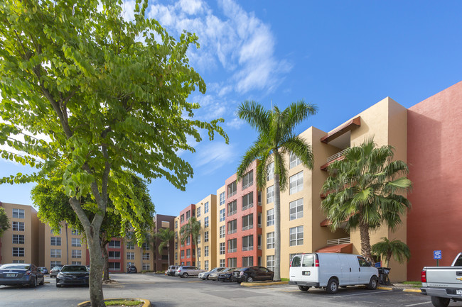 International Club Apartments in Miami, FL - Building Photo - Building Photo