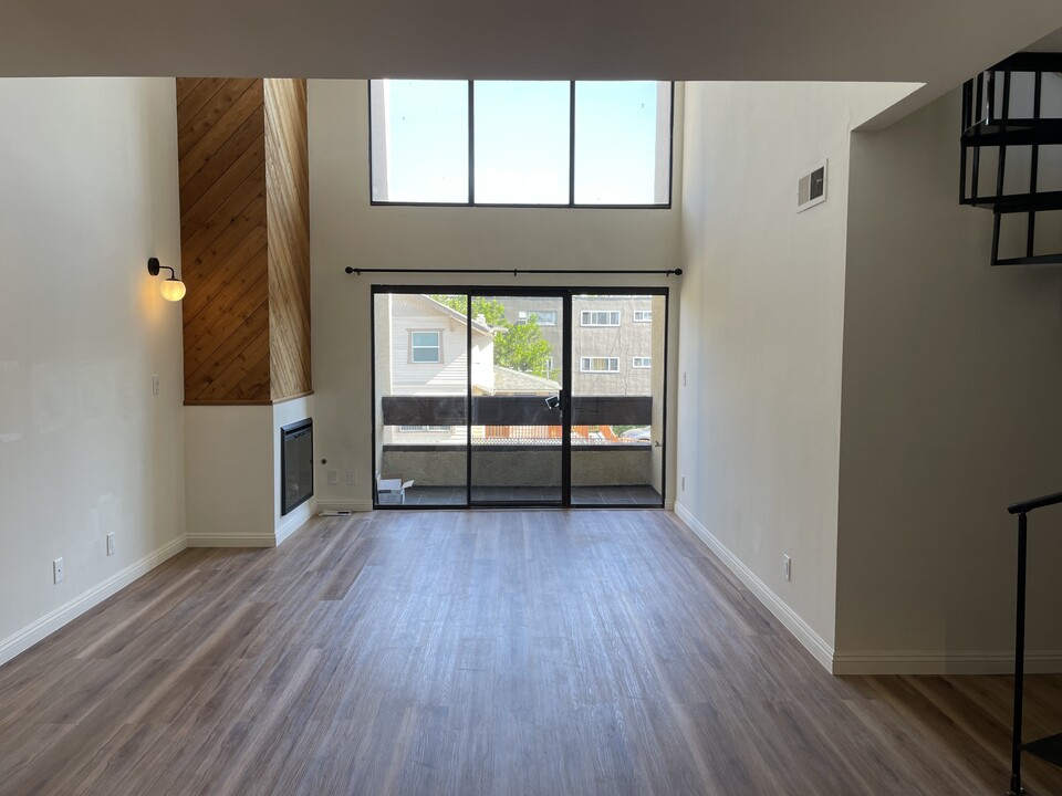 300 S Reno St in Los Angeles, CA - Building Photo