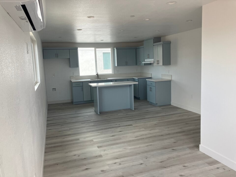11033 Burin Ave, Unit 1.2 in Inglewood, CA - Foto de edificio