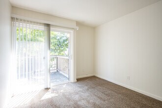 Cedarwood Apartments in Santa Rosa, CA - Building Photo - Interior Photo