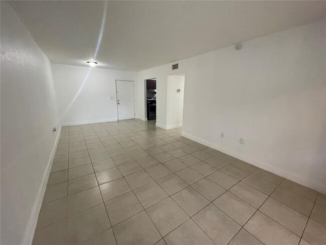 525 W 69th St, Unit XXX in Hialeah, FL - Building Photo - Building Photo