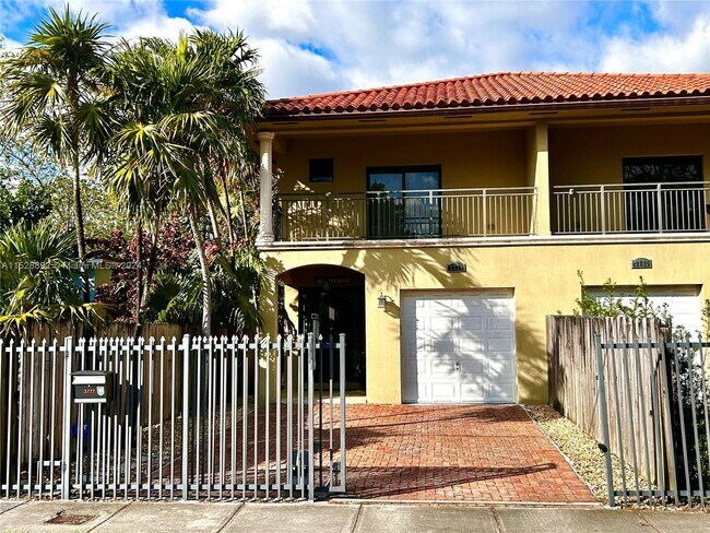 3777 SW 28th St in Miami, FL - Foto de edificio - Building Photo