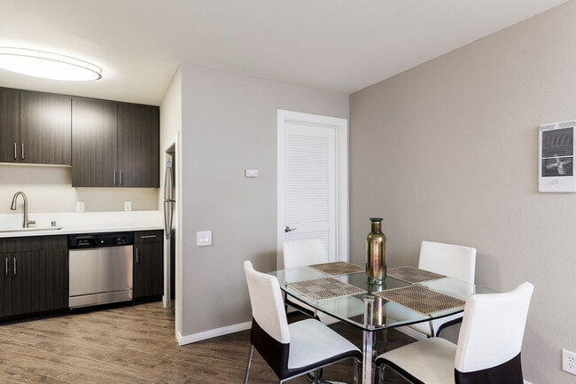 Village Square Apartments in La Jolla, CA - Foto de edificio - Building Photo