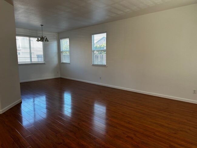 10322 Sagres Way in Elk Grove, CA - Building Photo - Building Photo