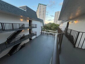 4013 N Ocean Dr, Unit 301 in Lauderdale-by-the-Sea, FL - Building Photo - Building Photo