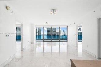 200 Biscayne Blvd Way in Miami, FL - Building Photo - Building Photo