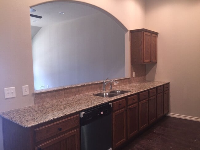 1307 H G Mosley Pkwy in Longview, TX - Building Photo - Building Photo