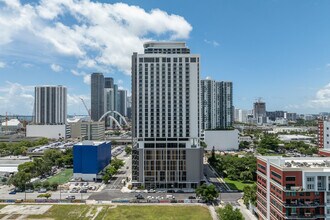 Uni Tower in Miami, FL - Foto de edificio - Building Photo