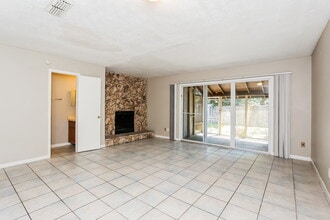 7656 Arble Dr, Unit 5-5201 in Jacksonville, FL - Foto de edificio - Building Photo