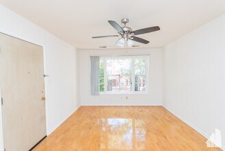 845 N Hoyne Ave, Unit Enormous 3 bedroom 1.5 ba in Chicago, IL - Building Photo - Building Photo