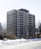 100 Ontario E in Montréal, QC - Building Photo