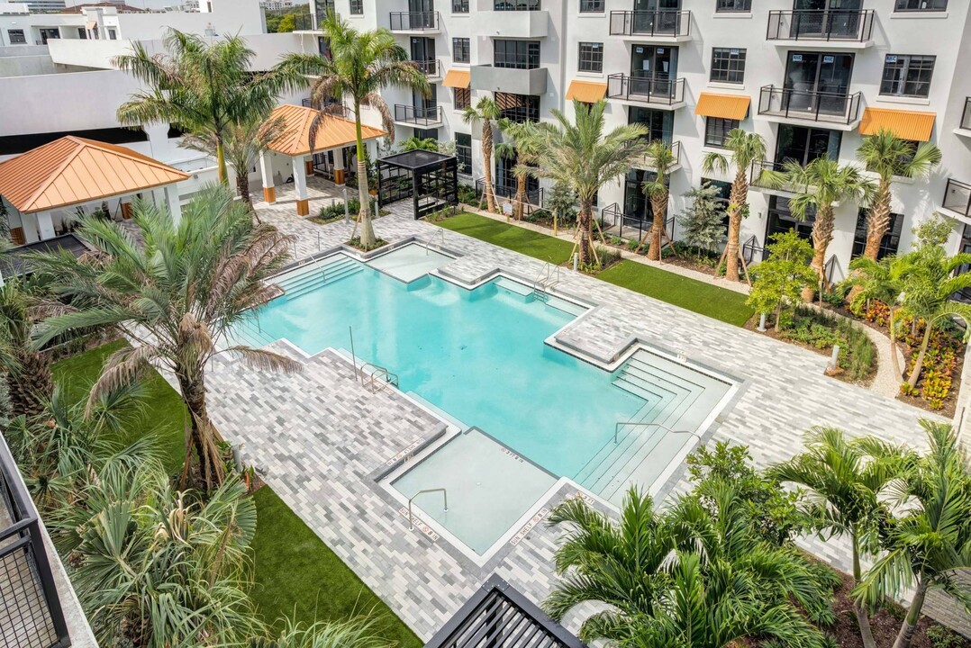 The Point at District Flats in West Palm Beach, FL - Building Photo