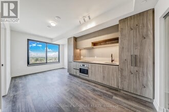 181-181 Sterling Rd in Toronto, ON - Building Photo - Building Photo