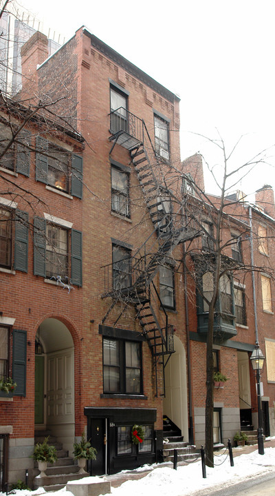 52-52 A Temple St in Boston, MA - Building Photo