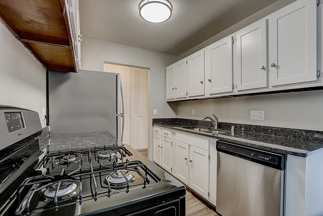 Douglas Terrace Apartments in Racine, WI - Foto de edificio - Building Photo