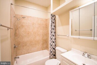 1122 E Passyunk Ave-Unit -UNIT 4 in Philadelphia, PA - Building Photo - Building Photo