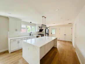 125 Oxford Rd in Newton, MA - Foto de edificio - Building Photo