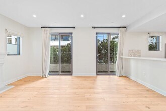 10674 Ashton Ave in Los Angeles, CA - Foto de edificio - Building Photo