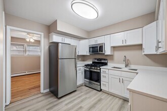 WHEATON COURT, LLC in Wheaton, IL - Foto de edificio - Interior Photo