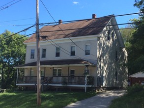 409 Ne main St in Douglas, MA - Foto de edificio - Building Photo