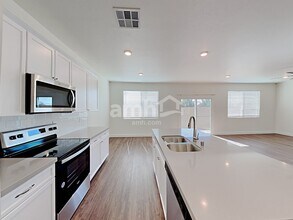 2013 Reaves Wy in North Las Vegas, NV - Building Photo - Building Photo