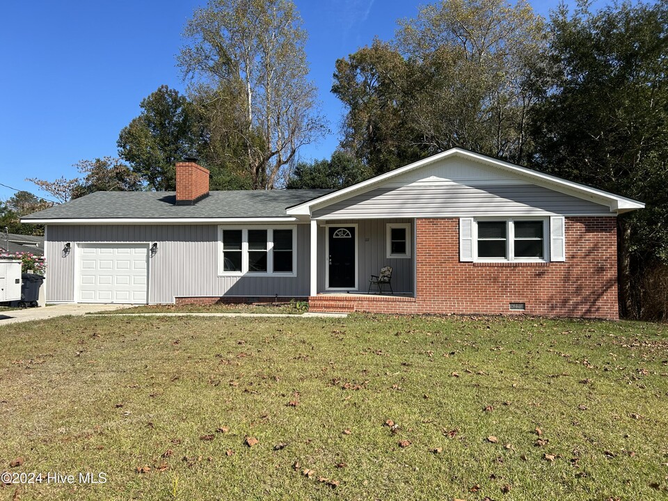 111 London Ln in Jacksonville, NC - Foto de edificio