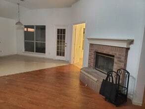 6812 Coldwater Canyon Rd in Fort Worth, TX - Foto de edificio - Building Photo