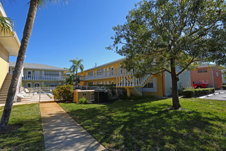 Villas Isabel in Naples, FL - Foto de edificio - Building Photo