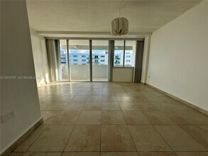 7545 E Treasure Dr in North Bay Village, FL - Foto de edificio - Building Photo