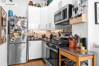 190 Meserole St in Brooklyn, NY - Building Photo - Building Photo