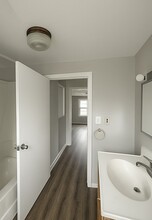 1033 E Oakland Ave, Unit B in Lansing, MI - Foto de edificio - Building Photo
