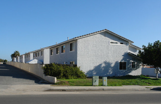 305 W Los Angeles Dr in Vista, CA - Building Photo - Building Photo