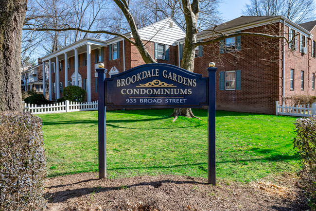 Brookdale Gardens Condo in Bloomfield, NJ - Foto de edificio - Building Photo