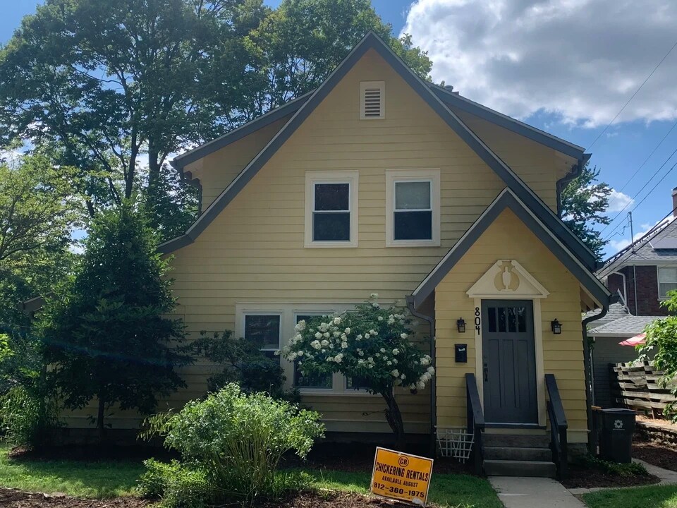 804 S Park Ave in Bloomington, IN - Foto de edificio