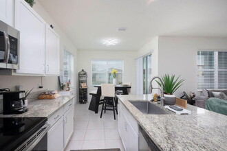 7810 NW Gladwell Ln in Port St. Lucie, FL - Foto de edificio - Building Photo