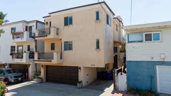 209 Crest Dr in Manhattan Beach, CA - Building Photo - Building Photo