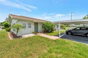 1814 Fox Hunt Dr in Sun City Center, FL - Building Photo
